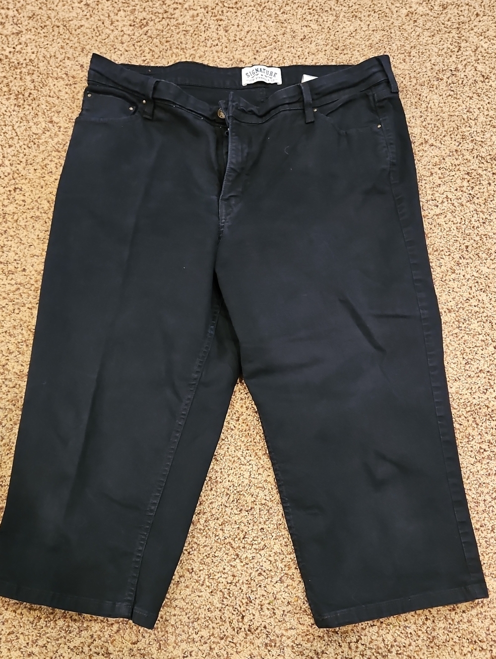 Signature by Levi Strauss Women’s Black Capri Jeans